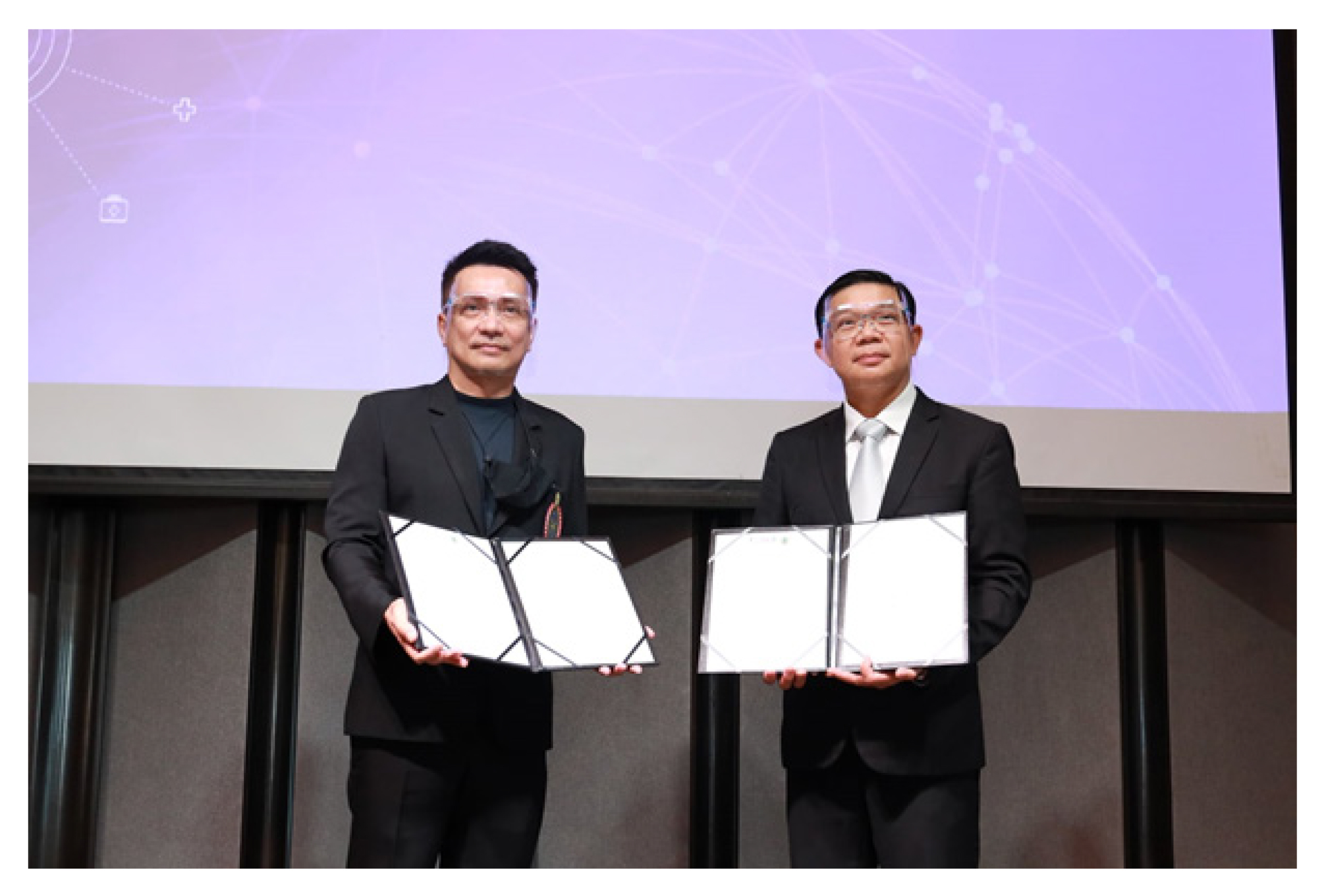 Mr.Sirasak Teparkum, the TCELS chief executive officer and Associate Professor Wiwatana Tanomkiat, the RCRT president show the memoirs of understanding in collaboration at the press conference. 